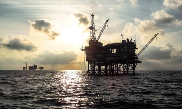 Offshore-Öl-Plattform bei Sonnenuntergang