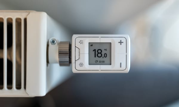 Digitales Heizkörperthermostat, auf dem 18 Grad Celsius eingestellt sind