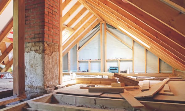 Baustelle für Sanierung im Dachgeschoss eines Wohnhauses