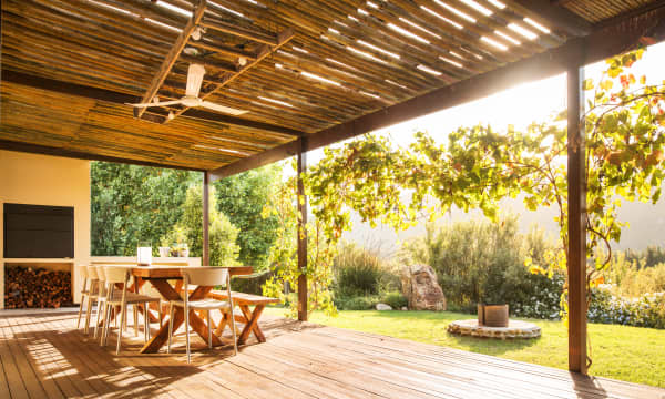 Terrasse mit lichtdurchlässiger Überdachung bei Sonnenschein