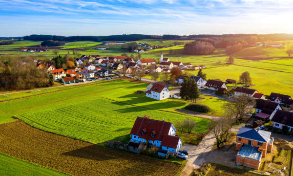 Wohnhäuser in einer ländlich gelegenen Ortschaft in Deutschland