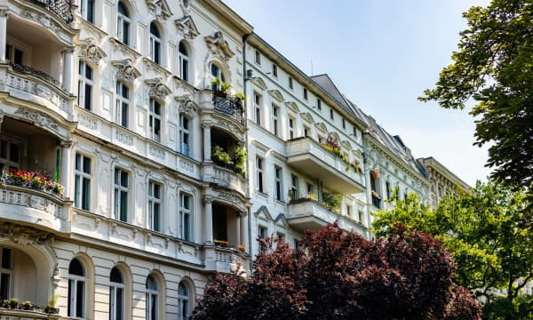 Straßenansicht von Mehrfamilienhäusern mit aufwendigen Fassaden in Berlin