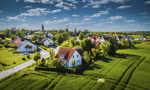 Luftaufnahme einer Ortschaft im Grünen in Bayern