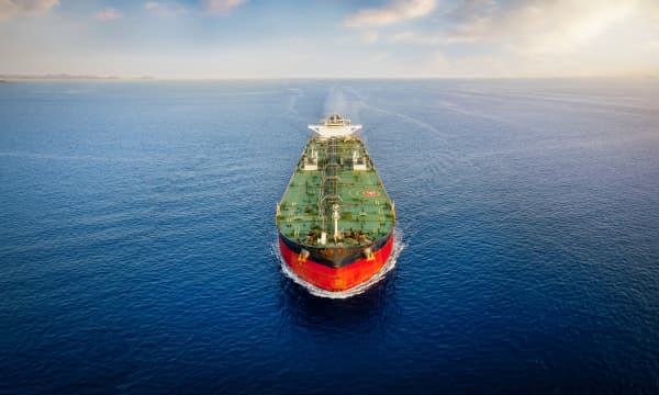 Öltanker bei einer Fahrt durchs Meer