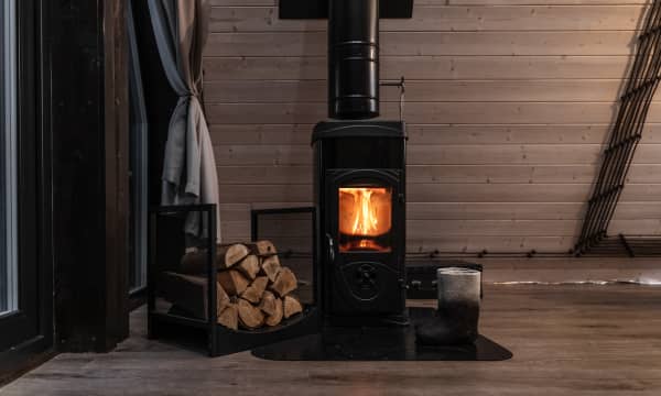 Freistehender Kaminofen in einem Raum im Dachgeschoss