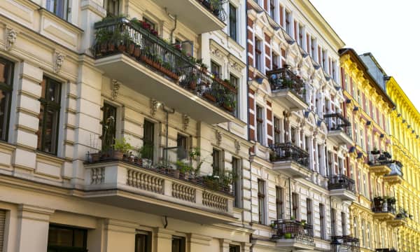 Straßenansicht alter Mehrfamilienhäuser in Berlin