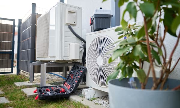 Installation einer Wärmepumpe vor einem Wohngebäude