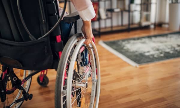 Nahaufnahme einer Rollstuhlfahrerin in ihrem Zuhause