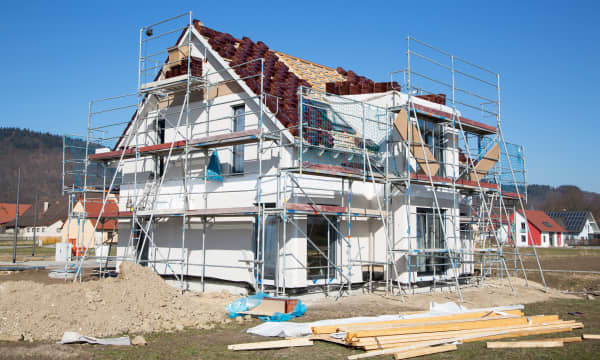 Fast fertiggestelltes, freistehendes Wohnhaus, das sich noch im Bau befindet