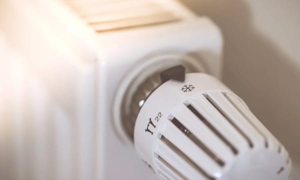 Nahaufnahme eines Heizkörpers mit Thermostat