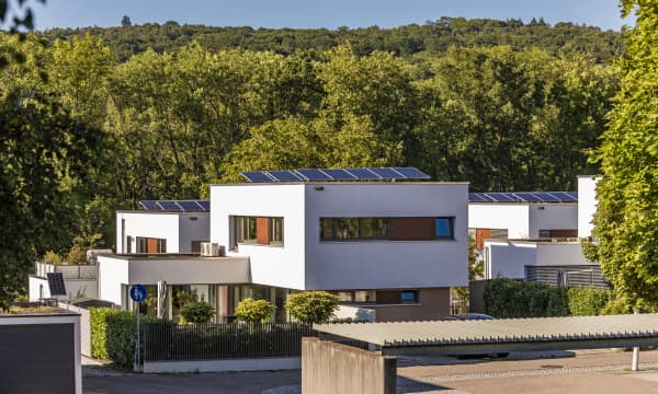 klimafreundliche Neubaugebäude mit Solaranlage mitten im Grünen erbaut