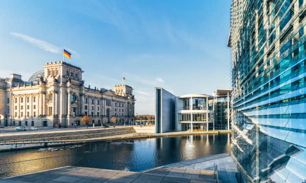 Regierungsviertel in Berlin bei blauem Himmel und Sonnenschein