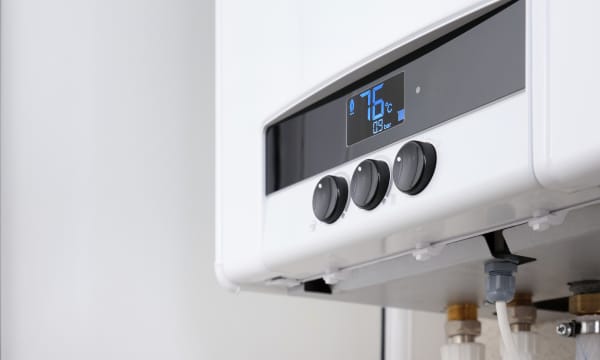 Regler und digitale Anzeige an einer modernen Gastherme