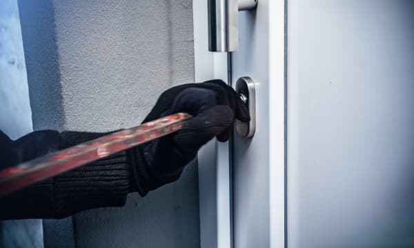 Haustür wird mit Brecheisen aufgebrochen