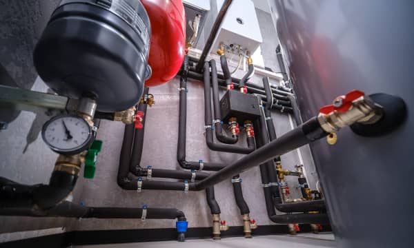 Innenansicht eines modernen Heizungskellers