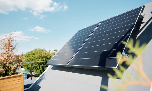 Solarmodul auf sonniger Dachterrasse