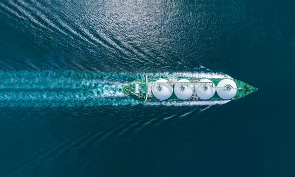 Sicht von oben auf einen LNG-Tanker, der durch das Meer fährt