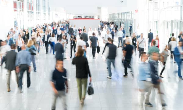 Verschwommene Menschen auf einer Messe
