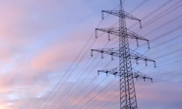 Strommast bei Sonnenaufgang