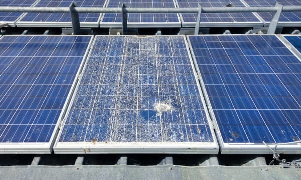 Grafik zum Thema Versicherung für Solaranlagen zeigt ein beschädigtes Solarpanel