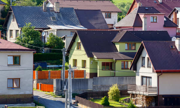 Wohngegend mit alten, unsanierten Einfamilienhäusern in Deutschland