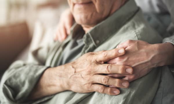 Hände einer Seniorin auf den Schultern eines Seniors