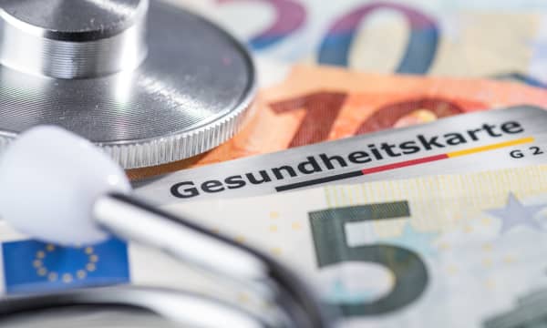 Gesundheitskarte, Stethoskop und Euroscheine in Nahaufnahme