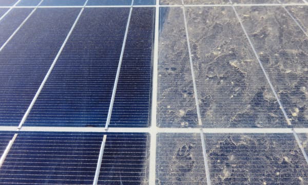 Sauberes und verschmutztes Solarmodul nebeneinander