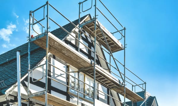 Fachwerkhaus mit Baugerüst