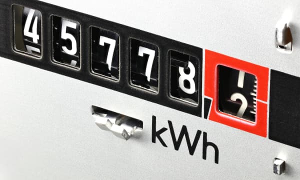 Nahansicht eines alten, nicht digitalen Stromzählers