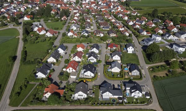 Ansicht einer kleinen Ortschaft mit Einfamilienhäusern