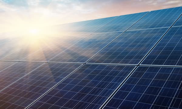 Solarmodule auf einem Schrägdach bei Sonnenschein