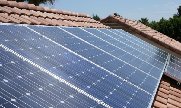 Solarmodule auf braun gedecktem Dach eines Wohnhauses