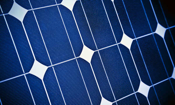 Nahaufnahme eines Solarmoduls und der Solarzellen