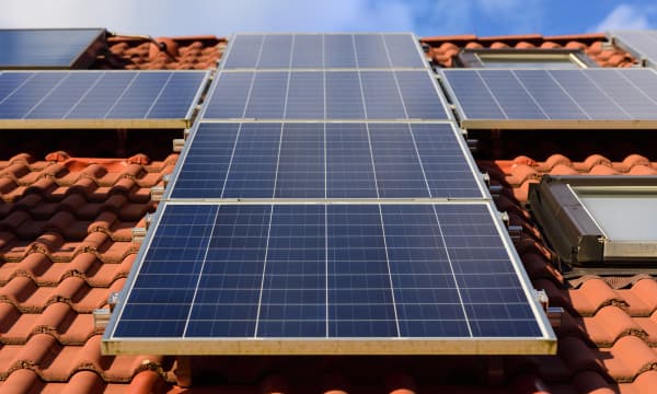 Solarmodule auf rotem Ziegeldach
