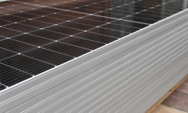 Mehrere Solarmodule übereinander liegen auf einer Palette