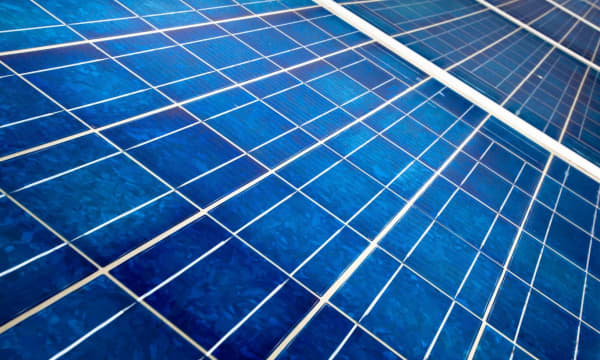 Nahaufnahme eines Solarmoduls für eine Photovoltaikanlage