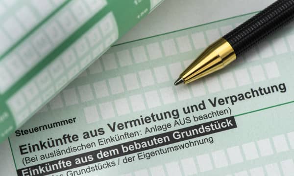 Nahaufnahme einer Einkommensteuererklärung mit Einkünften aus Vermietung und Verpachtung