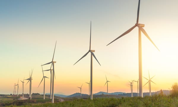 Windräder in der Landschaft bei Sonnenaufgang