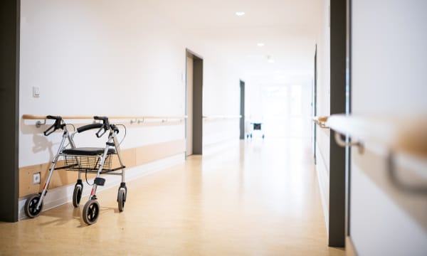 Gut beleuchteter Flur mit Rollator in einem Pflegeheim