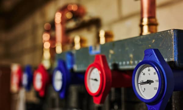 Heizungssystem im Keller mit Heizungsrohren und Messeinrichtung für Temperatur