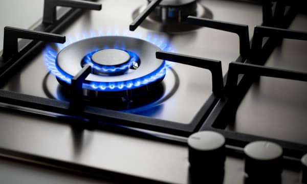 Moderner Gasherd mit brennender Flamme