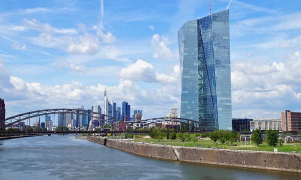 Luftaufnahme von Frankfurt mit Hauptsitz der Europäischen Zentralbank unter blauem Himmel