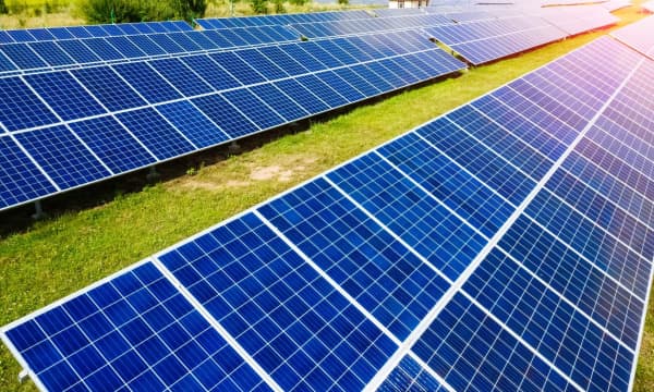 Luftaufnahme von Photovoltaik-Paneelen auf einer Freifläche