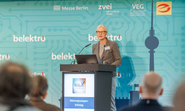 Anja Bischof, Geschäftsführerin der Berliner Energieagentur GmbH (BEA), beim Wärmepumpen-Infotag