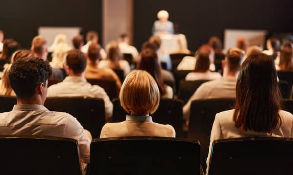 Rückansicht einer großen Gruppe von Menschen, die an einer Veranstaltung teilnehmen