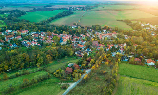 Luftaufnahme einer Ortschaft in Deutschland umgeben von grünen Wiesen