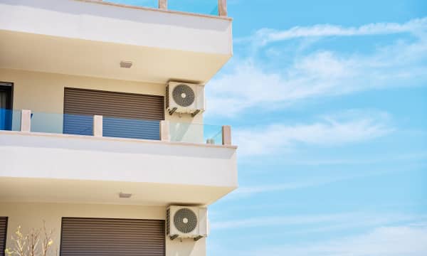 Klimaanlagen an der Fassade eines Mehrfamilienhauses