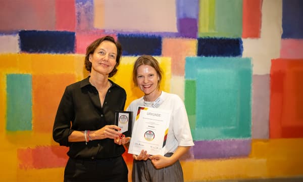 Geschäftsführerin von Aroundhome Dagmar Faltis bei der Preisverleihung zu „Deutschlands Beste Online-Portale 2024“