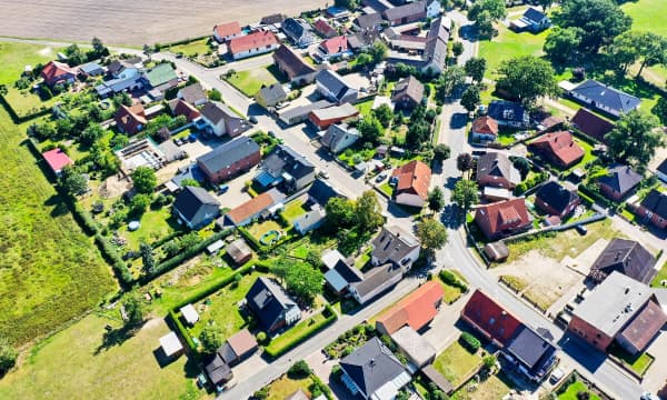 Luftaufnahme vom Rand eines typischen Dorfes im Norden Deutschlands
